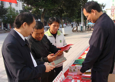 普法宣傳進萬家，法治煙草促和諧——各地?zé)煵莶块T多形式開展“12·4”國家憲法日法制宣傳活動